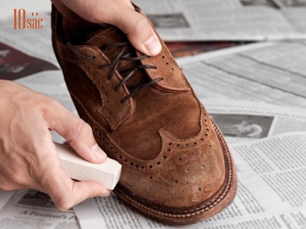 Tổng hợp các mẹo hay làm sạch giày da lộn đơn giản